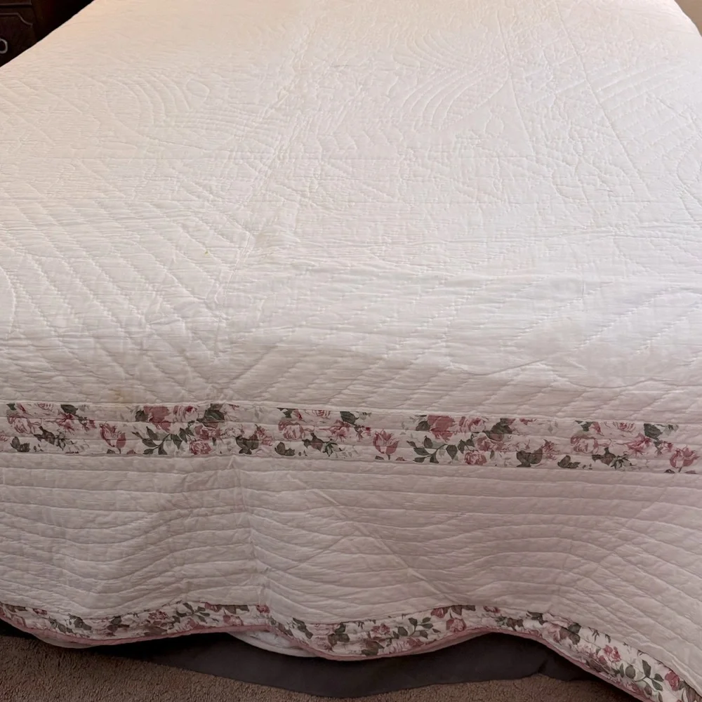 White Quilt with Pink Floral Decorative Details - Full Size - Picture 3 of 11